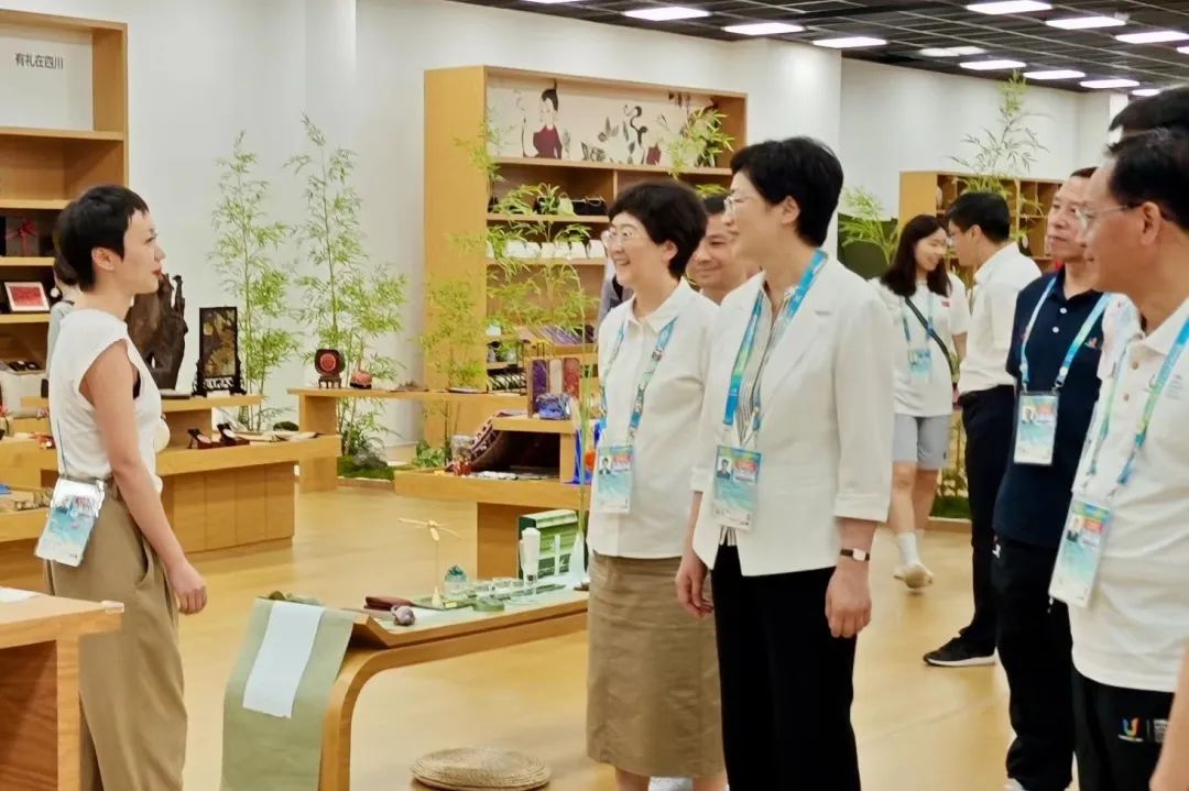 省、、、市向导视察大运村“有礼在四川”四川特色商品馆